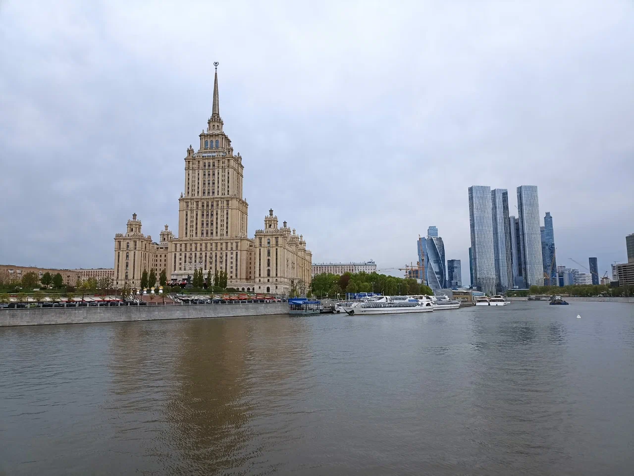 Фото Речной трамвайчик Radisson Причал «Гостиница «Украина» - развлечение в Москве | Досугатор